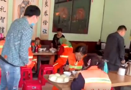 二三里早八点！吉林志愿者广场巡查，提醒市民关注保持距离