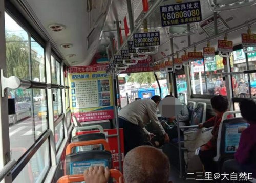 二三里早八点！吉林志愿者广场巡查，提醒市民关注保持距离