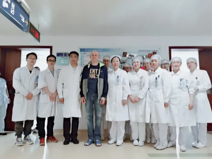 单孔腹腔镜手术疤痕大吗,四孔腹腔镜胆囊切除术