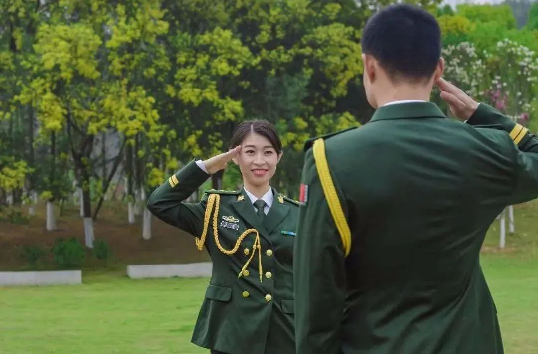 朗吧丨看了双军人的情书，才知道爱情可以有多甜！