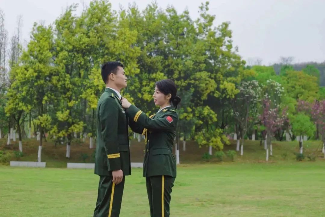 朗吧丨看了双军人的情书，才知道爱情可以有多甜！