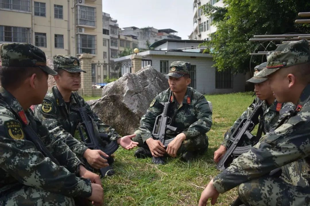 朗吧丨看了双军人的情书，才知道爱情可以有多甜！