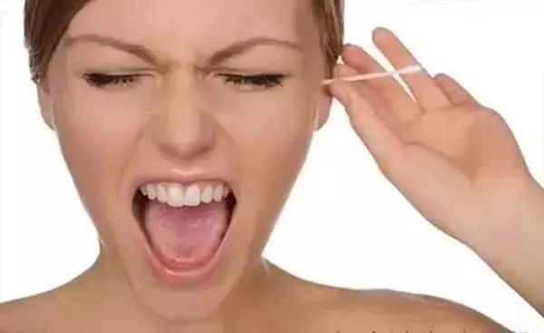 棉签抠耳朵导致癫痫,用棉签掏耳朵不谨慎被撞了一下