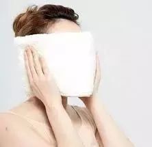 棉签抠耳朵导致癫痫,用棉签掏耳朵不谨慎被撞了一下