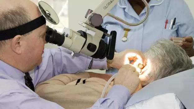 棉签抠耳朵导致癫痫,用棉签掏耳朵不谨慎被撞了一下