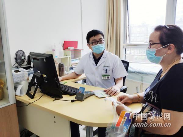 一到夏天身上就起红色湿疹,夏天出汗皮炎湿疹