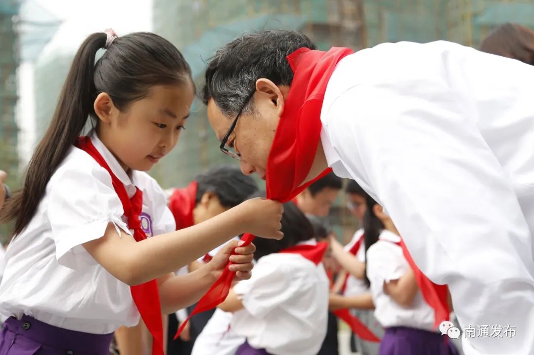 系上红领巾、在足球上签名……徐惠民与伢儿们共度“六一”