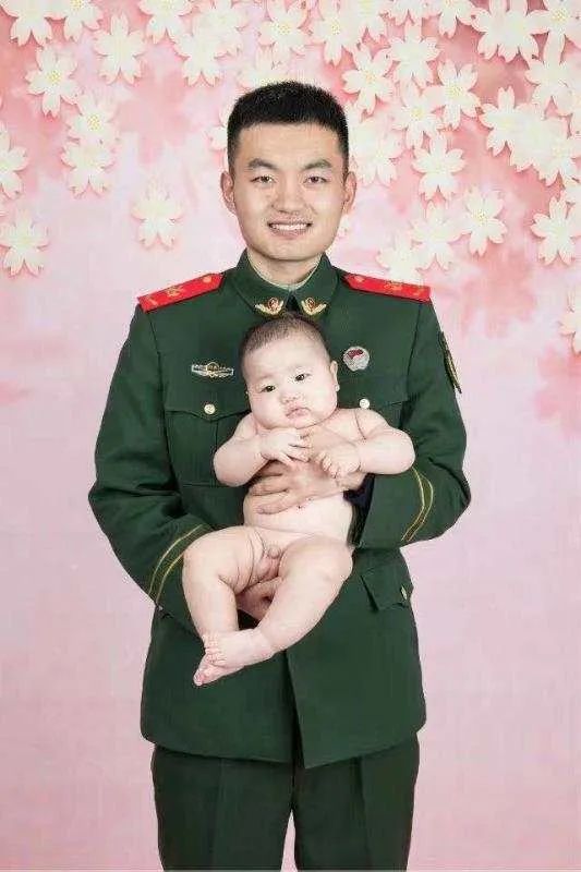 军娃对军爸的想念,军娃在军营唱我的爸爸