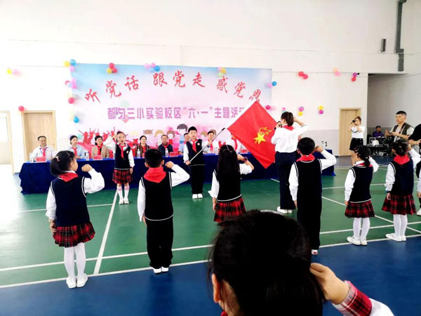 “六一”儿童节，市委书记王建忠与孩子们跳起了民族舞