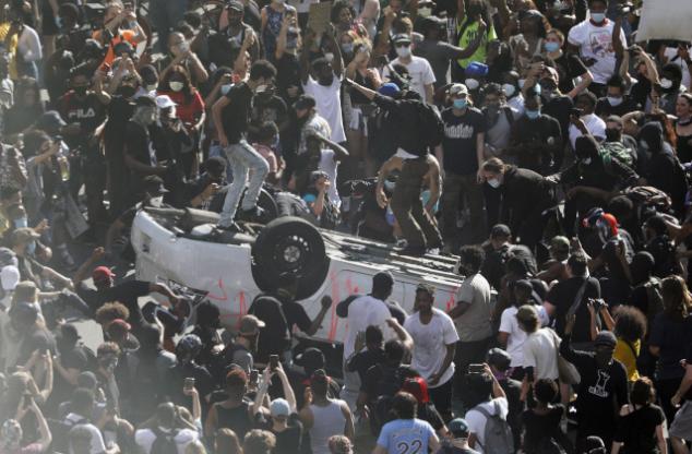 朋友圈画风突变！“黑人朋友”代购乱入？摆地摊卖LV、GUGGI？