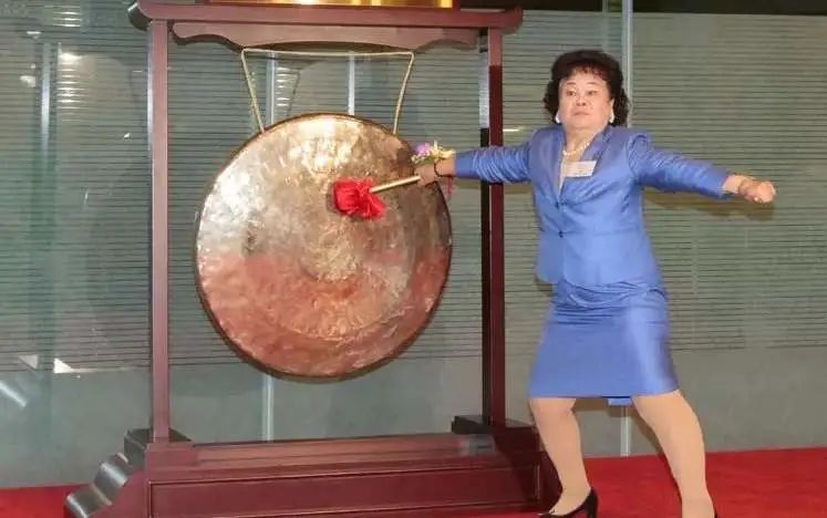 一知名女企业家被限制出境，曾有两位足球巨星为其企业代言