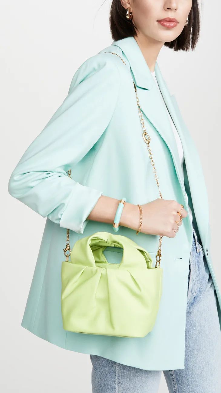 杨采钰度假拎的独家小众包，我可以