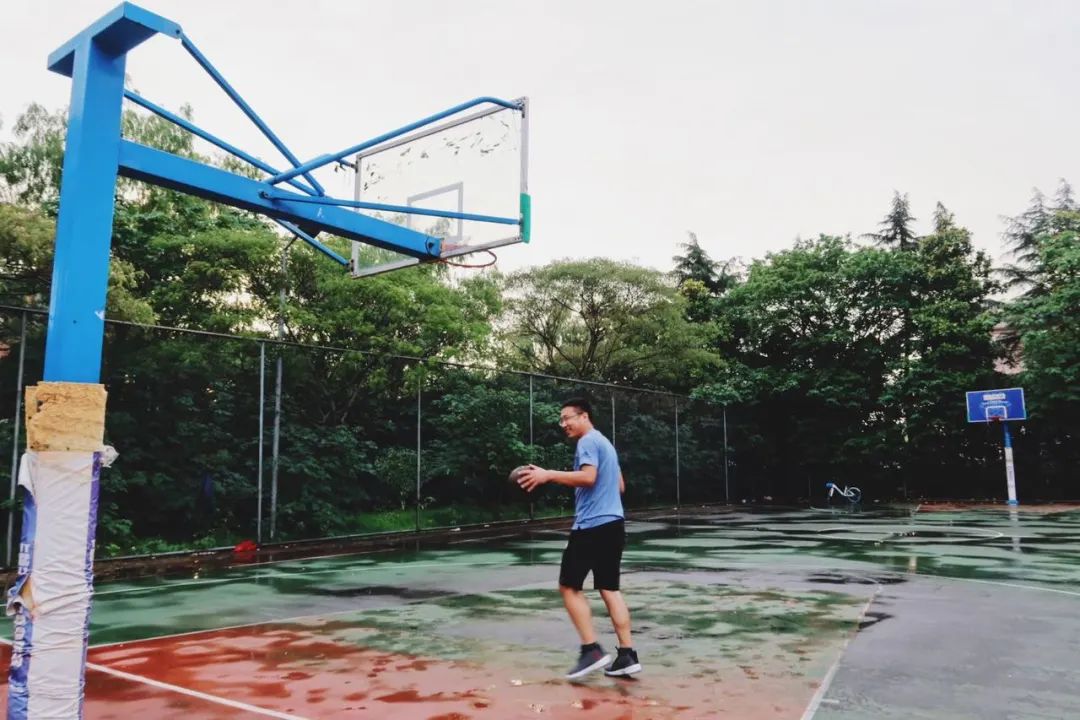 松江免费羽毛球场地,打篮球找不到场地