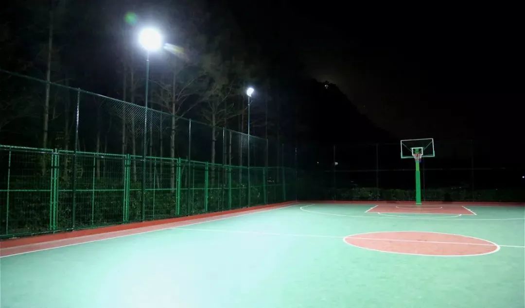 松江免费羽毛球场地,打篮球找不到场地