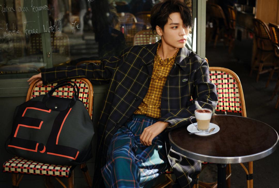 这款让明星们爱不释手的包袋，新的联名对象——是你