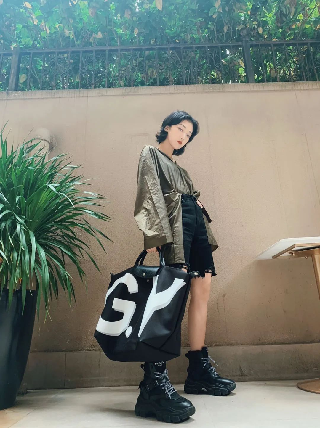 这款让明星们爱不释手的包袋，新的联名对象——是你