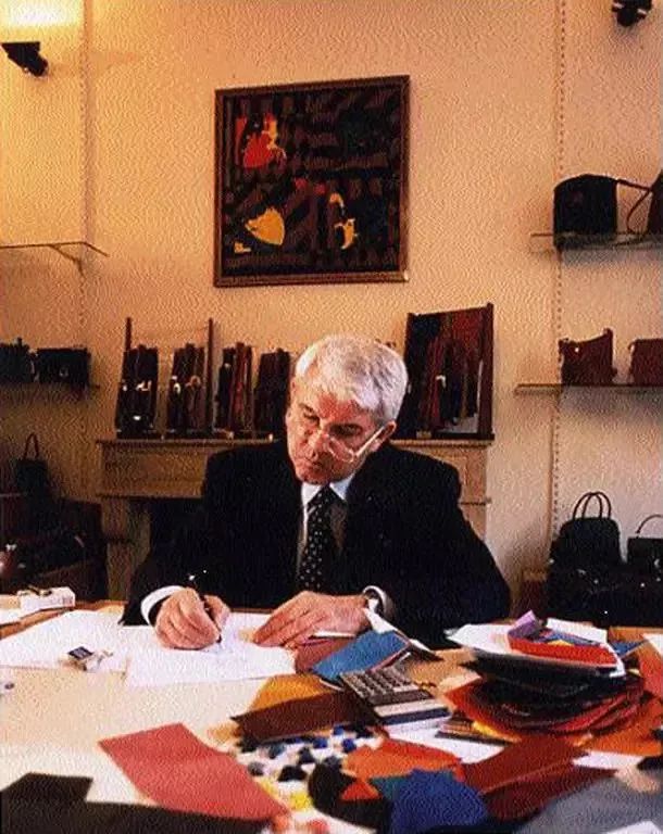 这款让明星们爱不释手的包袋，新的联名对象——是你