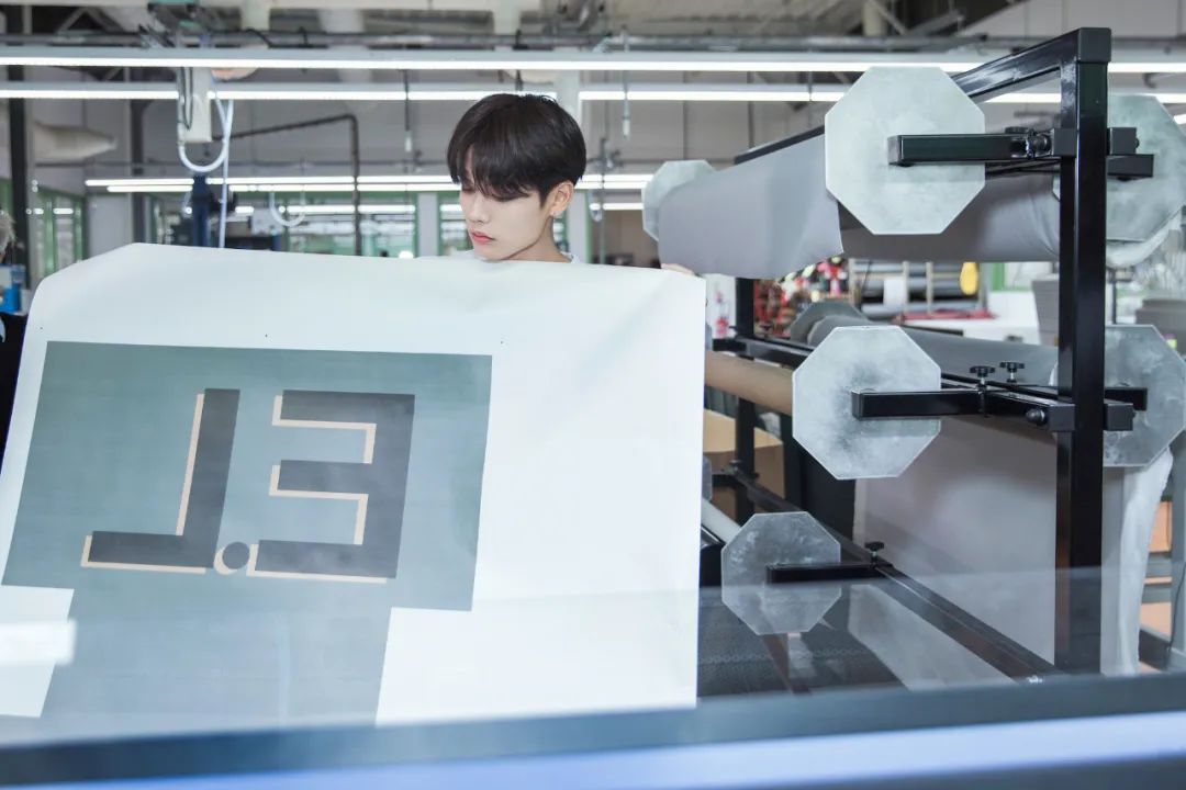 这款让明星们爱不释手的包袋，新的联名对象——是你