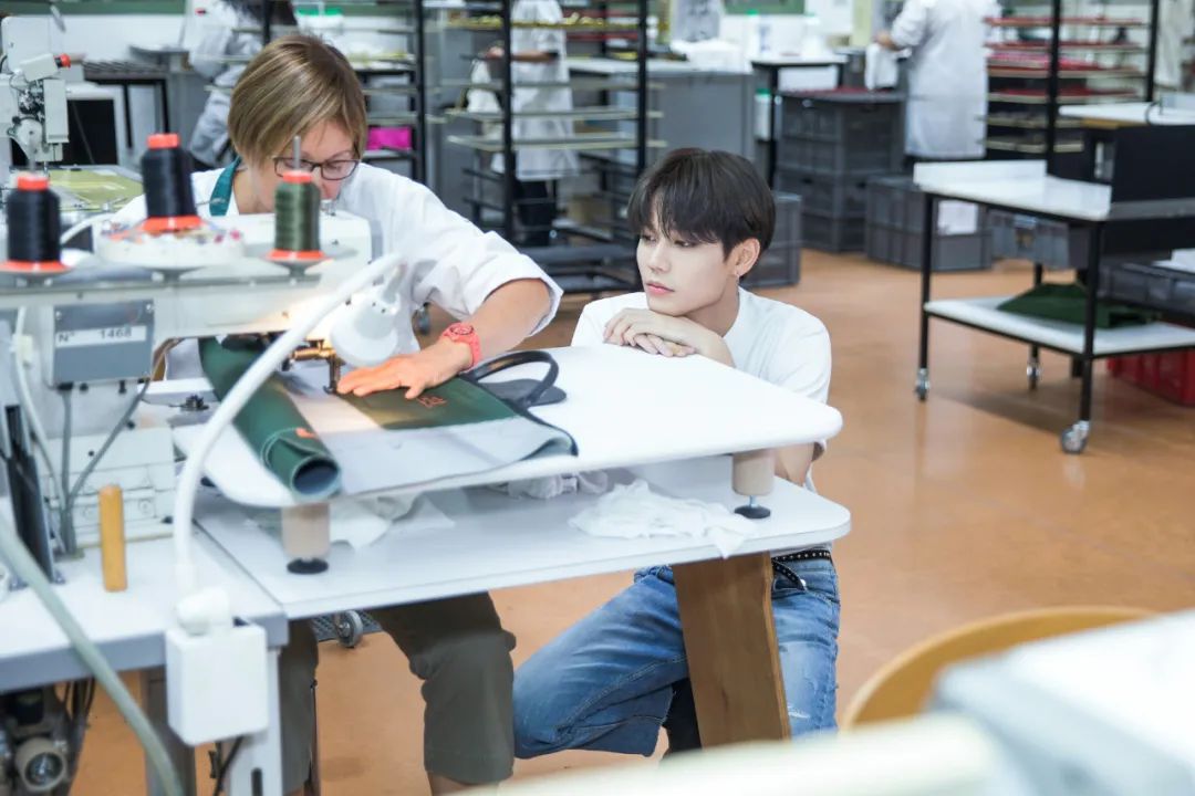 这款让明星们爱不释手的包袋，新的联名对象——是你