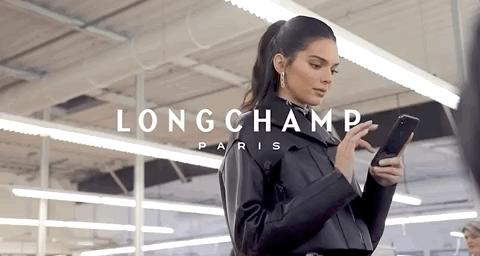 这款让明星们爱不释手的包袋，新的联名对象——是你