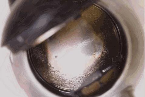 怎样去除热水壶里的水,怎么清理热水壶里面的脏水