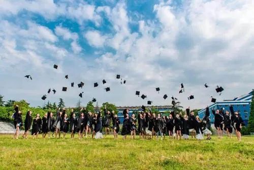 你能说一句毕业快乐吗,对我说一句毕业快乐