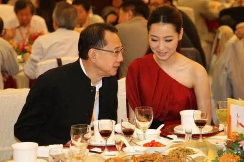 是时候来科普一波这个被传背景强大的女子组合了