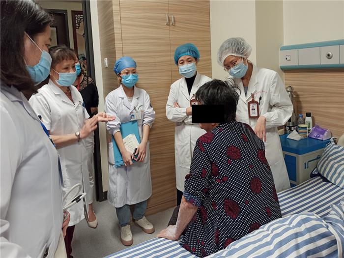 医联体对口帮扶专家坐诊正式开展,专家下沉社区保障零距离