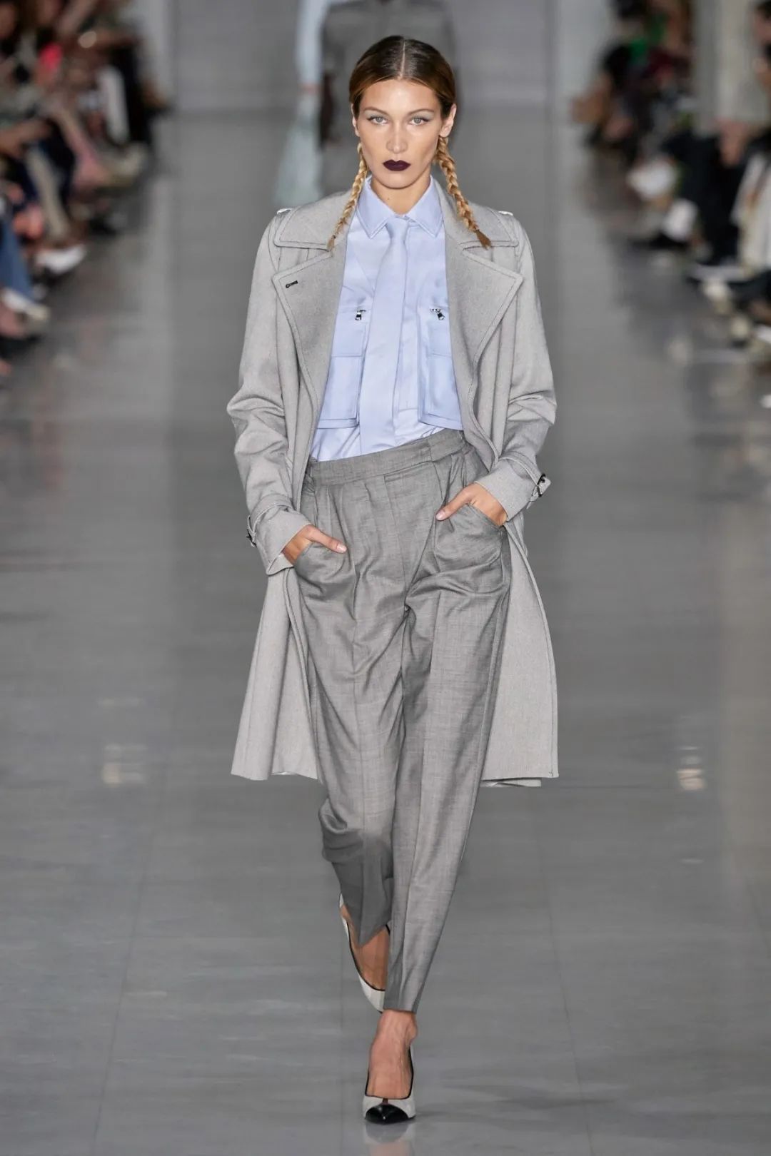 穿裤子的女人逛街,第一个穿裤子的女性