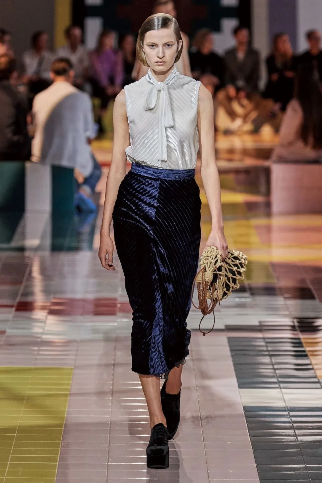 穿裤子的女人逛街,第一个穿裤子的女性