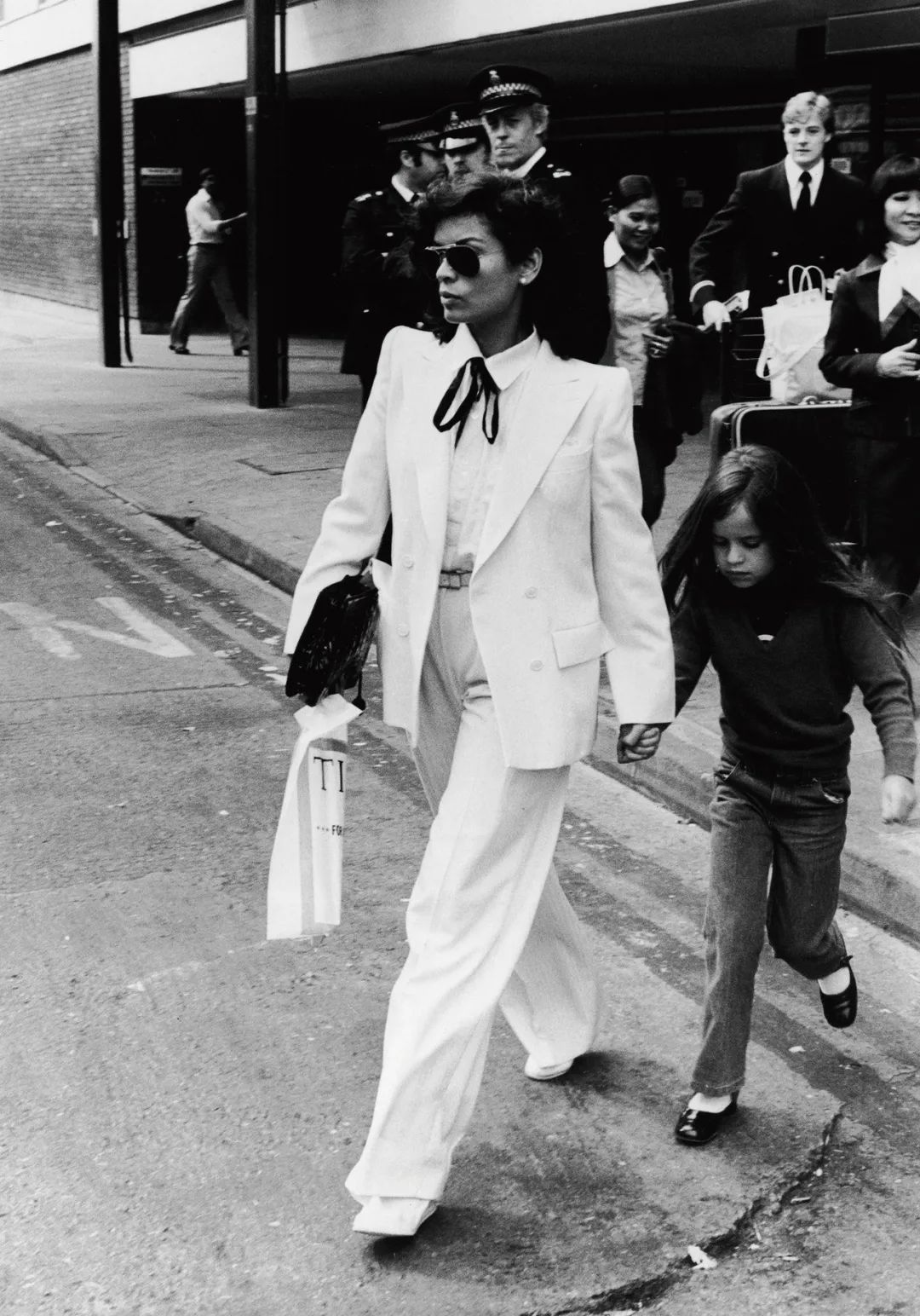 穿裤子的女人逛街,第一个穿裤子的女性