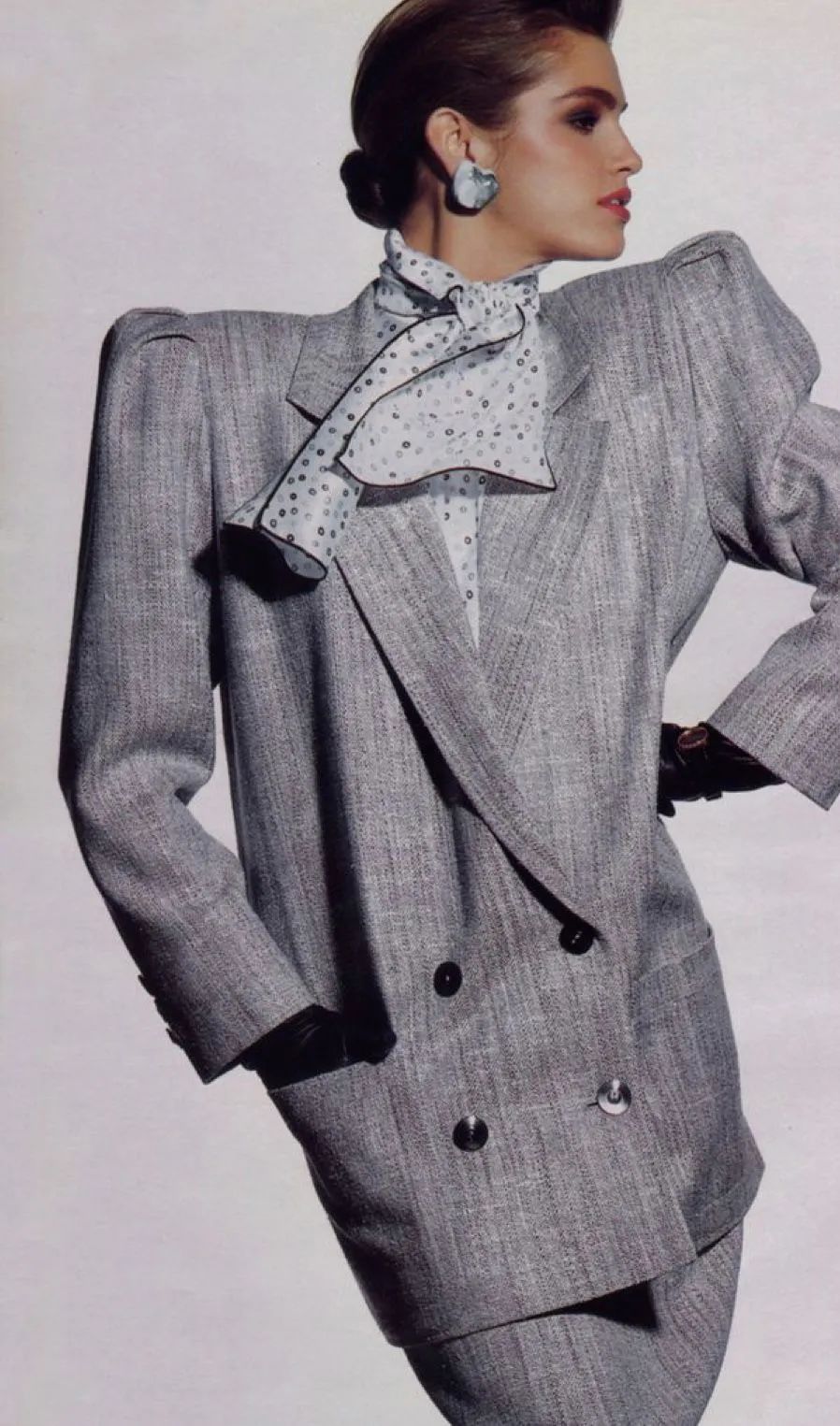 穿裤子的女人逛街,第一个穿裤子的女性