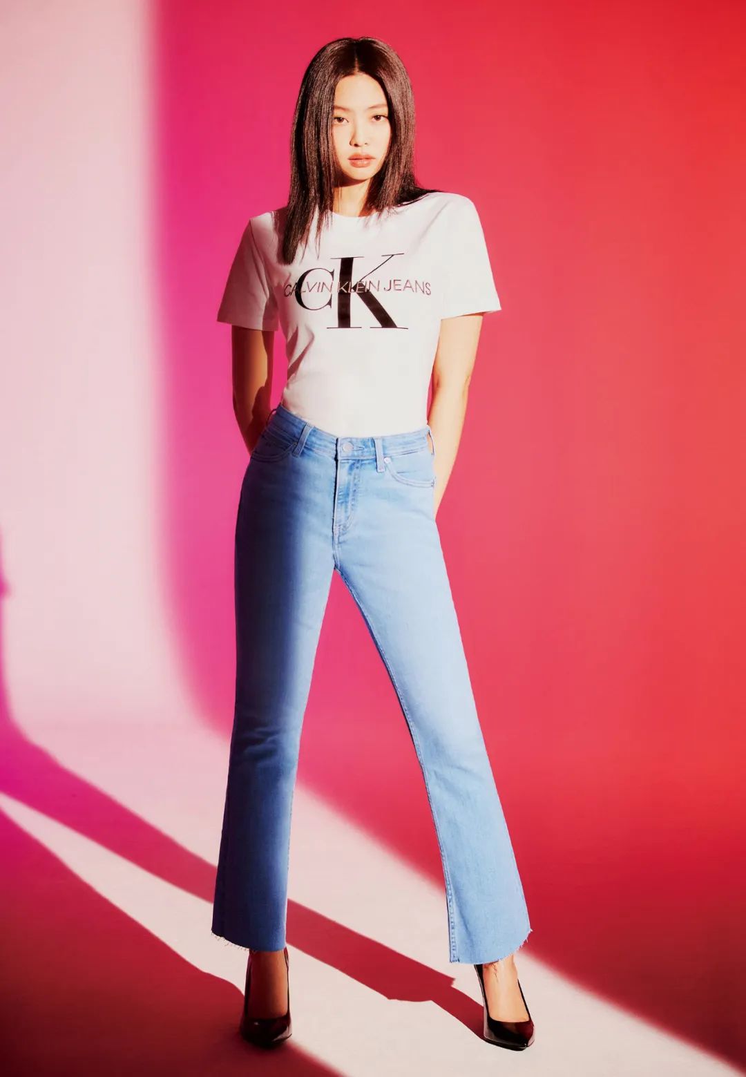 穿裤子的女人逛街,第一个穿裤子的女性