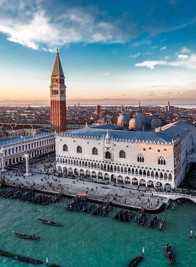 走过这些广场，心中便有“天下”