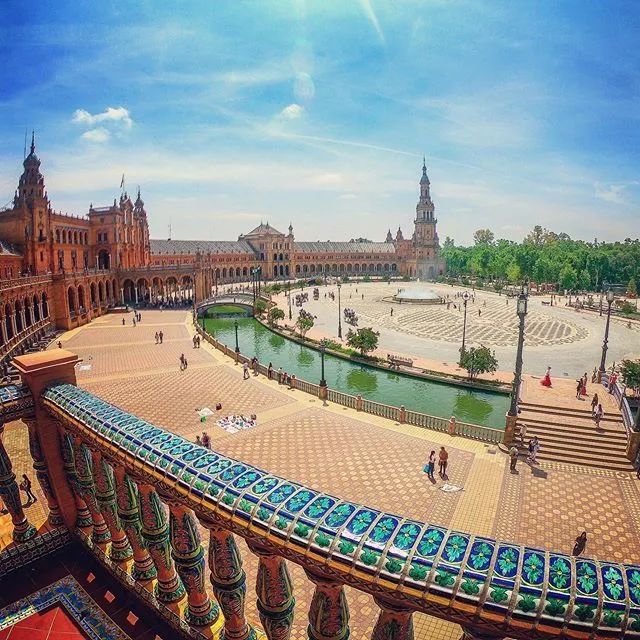 走过这些广场，心中便有“天下”