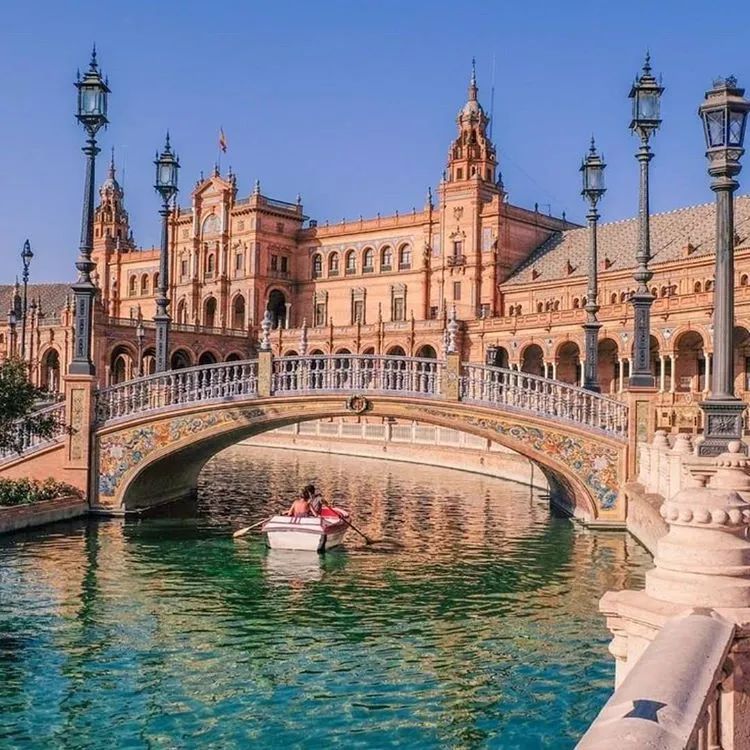 走过这些广场，心中便有“天下”