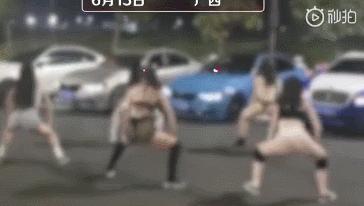 女子街头跟两名外国人热舞,几名女子街头跳舞