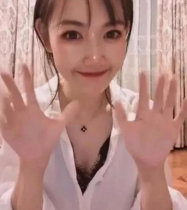 女子街头跟两名外国人热舞,几名女子街头跳舞