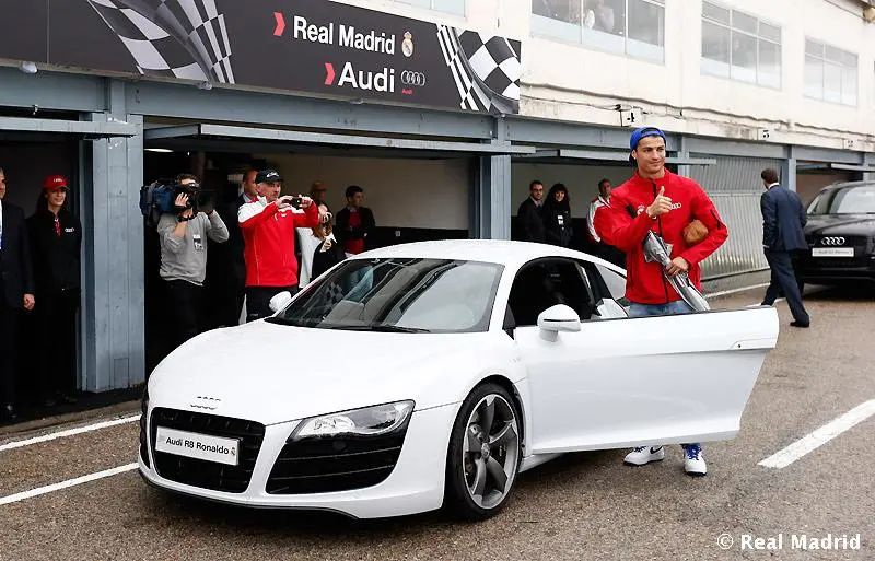 1.7亿买豪宅只为放球鞋？她说：老娘买鞋的快乐只有3秒