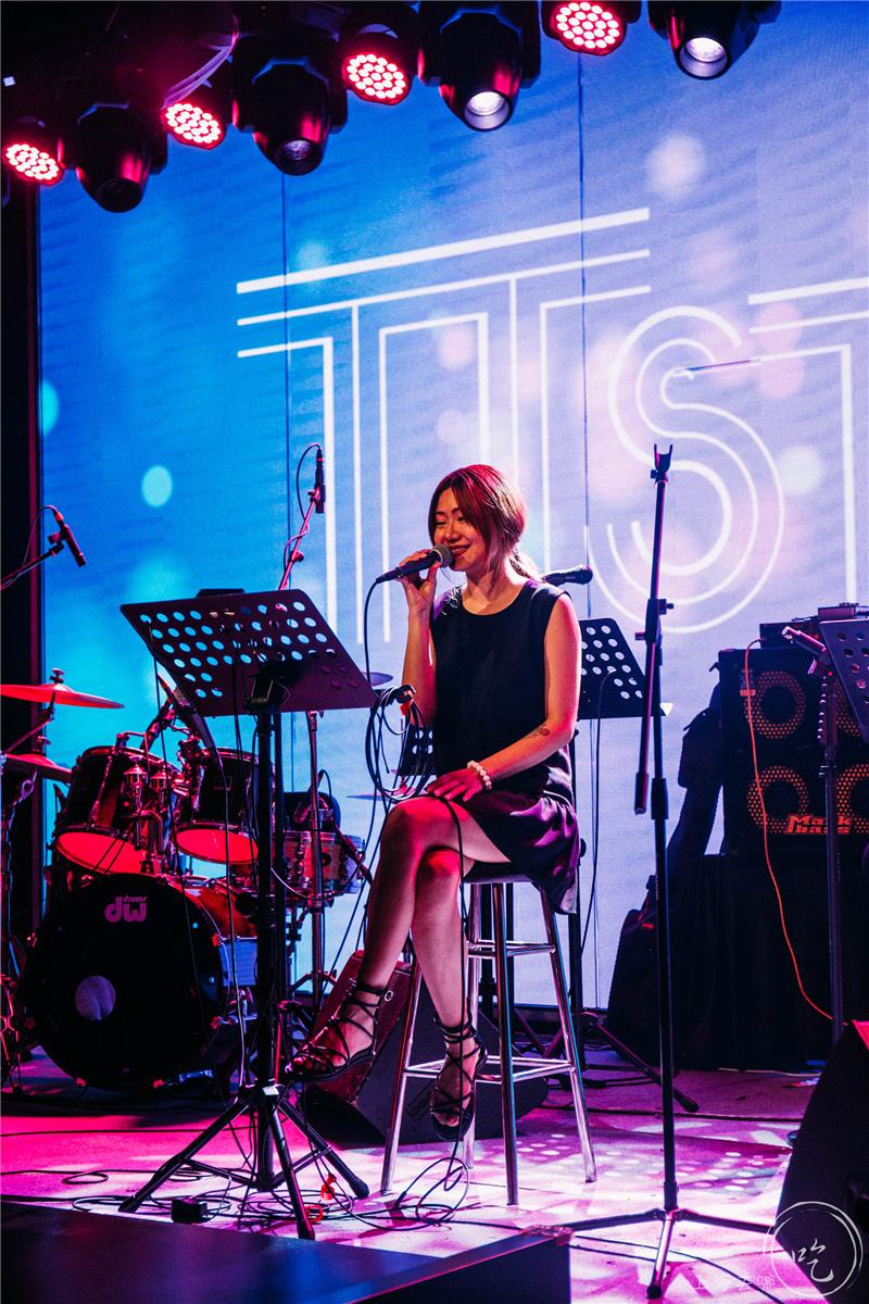 太刚了！这店居然敢开在「中国第一夜店」楼下...