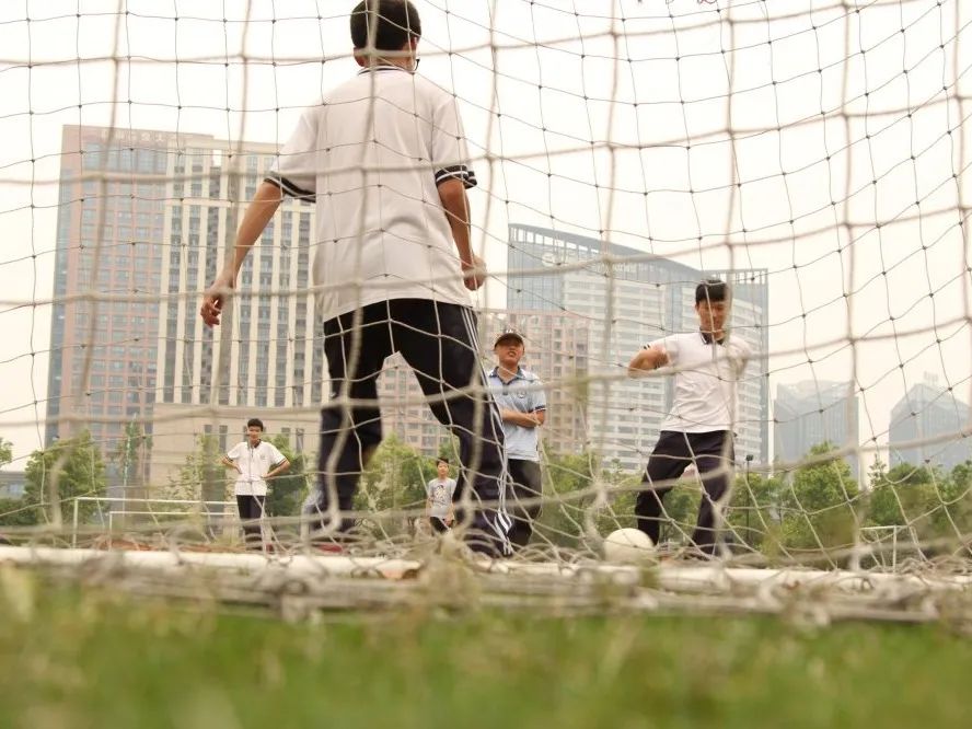 滨江学校体育节,深圳学校每天开设一节体育课