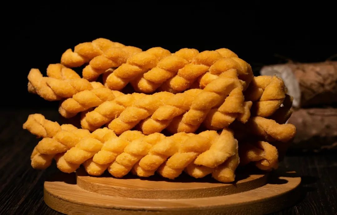 麻花吃起来又香又酥又甜,麻花吃起来又香又酥