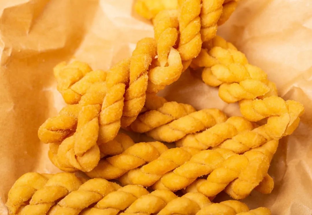 麻花吃起来又香又酥又甜,麻花吃起来又香又酥