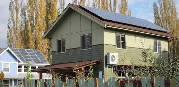 被冰雹砸穿的光伏发电棚,浙江光伏发电站被冰雹砸坏