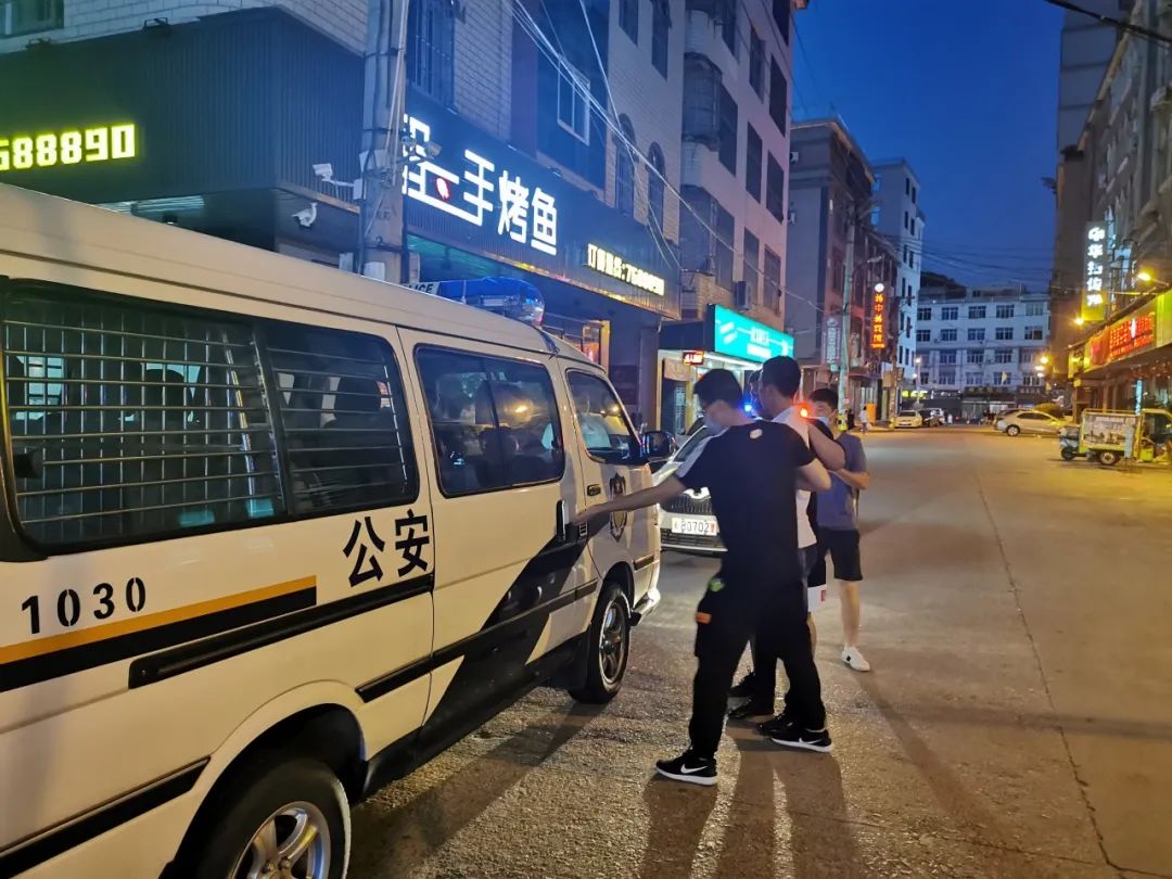 这个开着豪车“玛莎拉蒂”的男子是个*子骗**！一好心的哥被骗1600元…