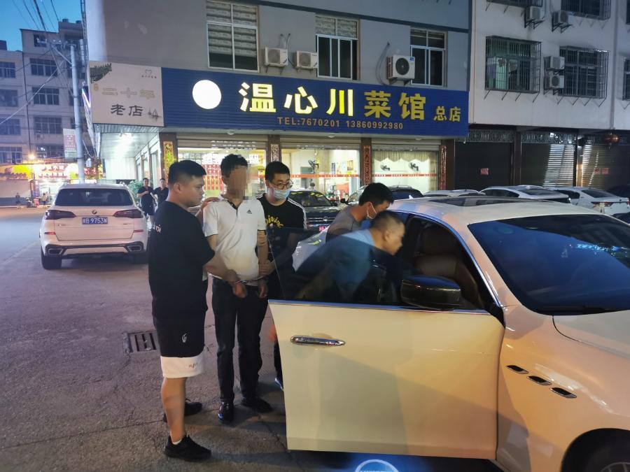 这个开着豪车“玛莎拉蒂”的男子是个*子骗**！一好心的哥被骗1600元…