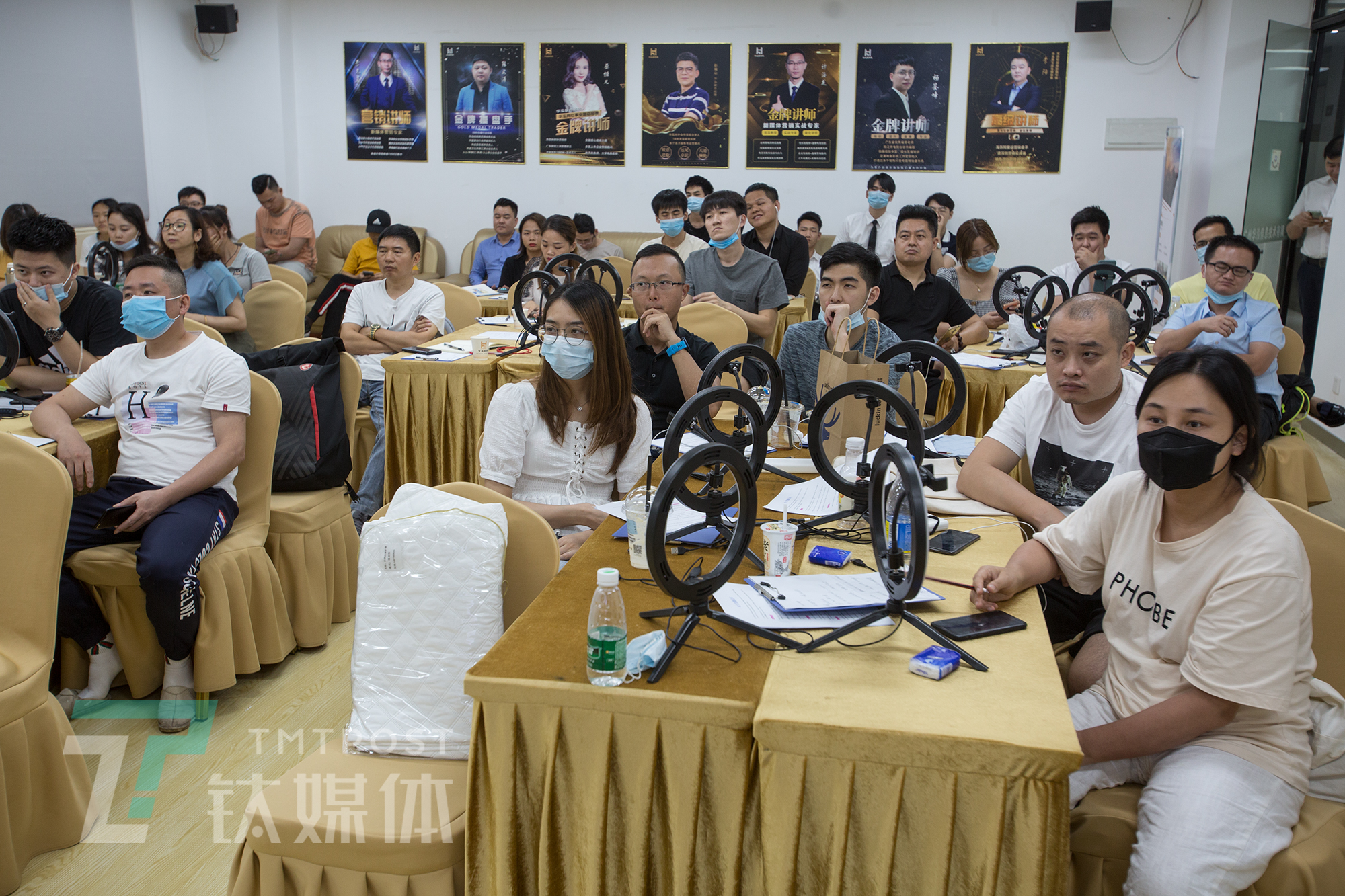 探访珠三角MCN培训课堂：工厂老板学直播卖货，应届毕业生想成李佳琦|钛媒体影像《在线》