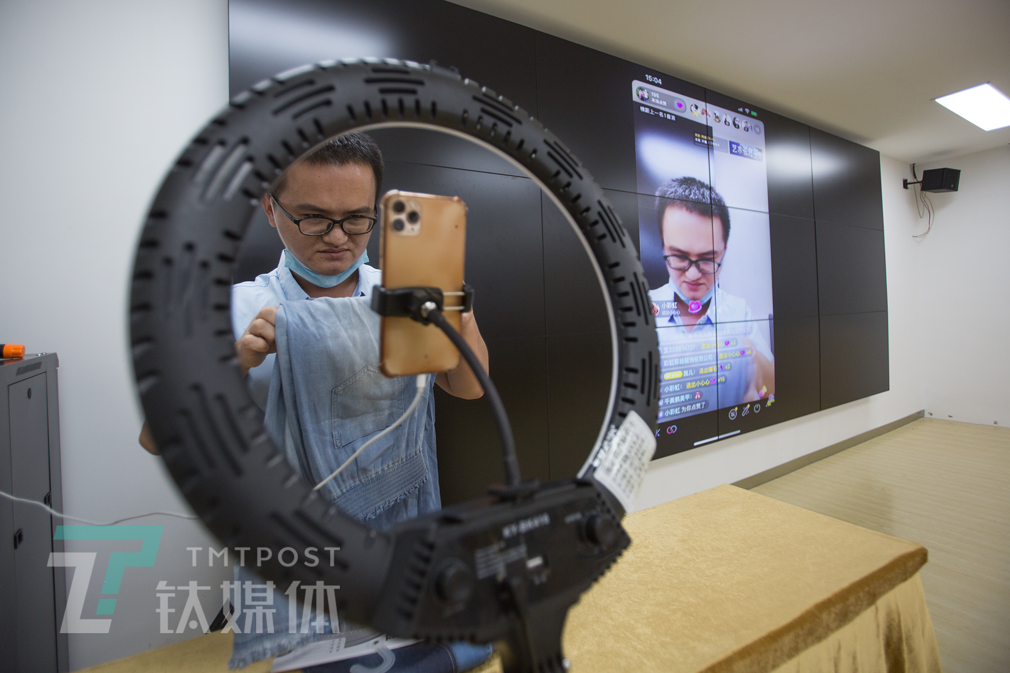 探访珠三角MCN培训课堂：工厂老板学直播卖货，应届毕业生想成李佳琦|钛媒体影像《在线》