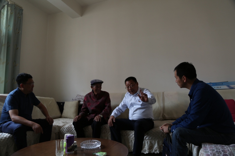 市委主要领导走访慰问老党员,县领导看望慰问困难老党员