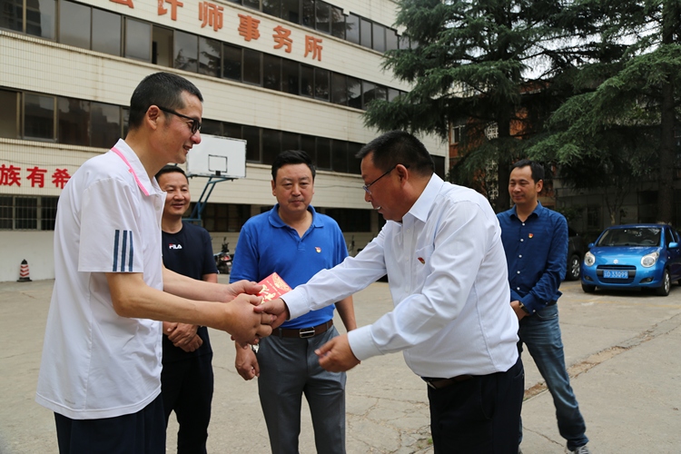 市委主要领导走访慰问老党员,县领导看望慰问困难老党员